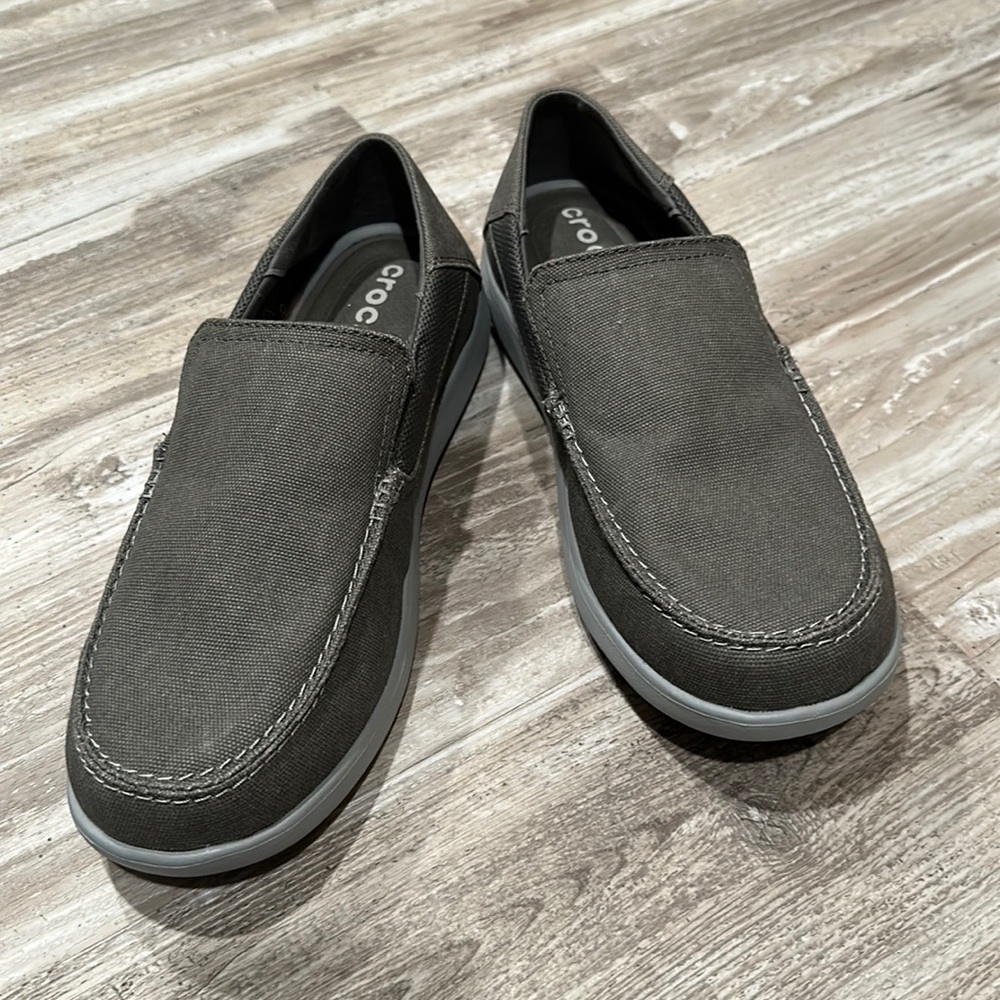 Men’s Size 11 croc shoes